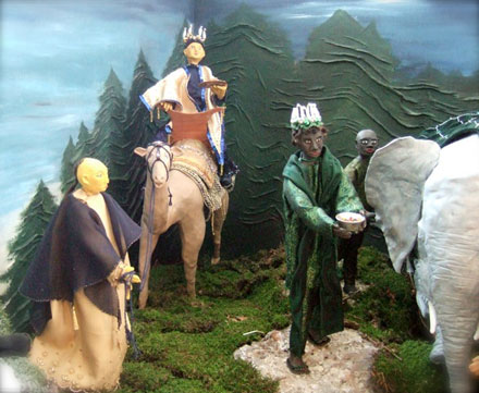 Königsfiguren mit Dienern und Tieren